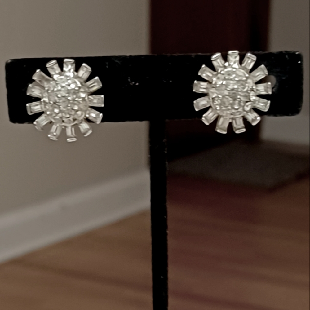 VINTAGE CLEAR CRYSTALS SUNBURT SNOWFLAKE SCREW BACK EARRINGS